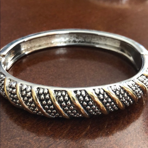 NWOT BANGLE BRACELET - Picture 2 of 4